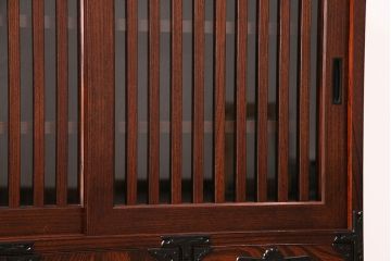 中古　美品　岩谷堂箪笥　菊幸　重厚な黒い金具が存在感を放つ引き出し付きの戸棚(収納棚、サイドキャビネット)(定価約45万円)(R-048932)