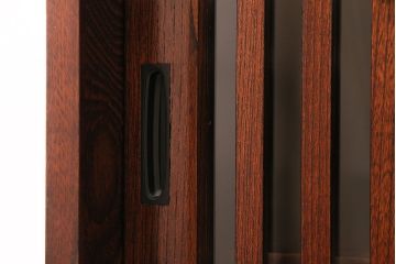 中古　美品　岩谷堂箪笥　菊幸　重厚な黒い金具が存在感を放つ引き出し付きの戸棚(収納棚、サイドキャビネット)(定価約45万円)(R-048932)