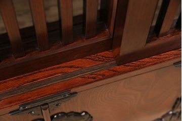 中古　美品　岩谷堂箪笥　菊幸　重厚な黒い金具が存在感を放つ引き出し付きの戸棚(収納棚、サイドキャビネット)(定価約45万円)(R-048932)