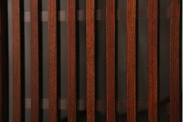 中古　美品　岩谷堂箪笥　菊幸　重厚な黒い金具が存在感を放つ引き出し付きの戸棚(収納棚、サイドキャビネット)(定価約45万円)(R-048932)