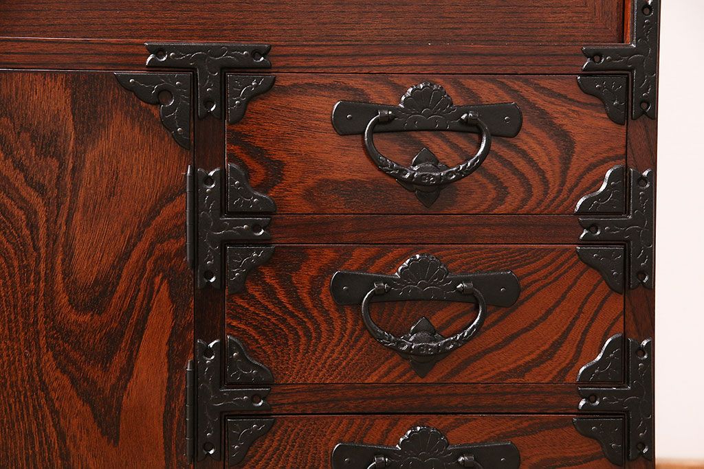 中古　美品　岩谷堂箪笥　菊幸　重厚な黒い金具が存在感を放つ引き出し付きの戸棚(収納棚、サイドキャビネット)(定価約45万円)(R-048932)