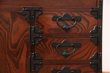 中古　美品　岩谷堂箪笥　菊幸　重厚な黒い金具が存在感を放つ引き出し付きの戸棚(収納棚、サイドキャビネット)(定価約45万円)(R-048932)