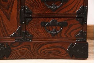 中古　美品　岩谷堂箪笥　菊幸　重厚な黒い金具が存在感を放つ引き出し付きの戸棚(収納棚、サイドキャビネット)(定価約45万円)(R-048932)