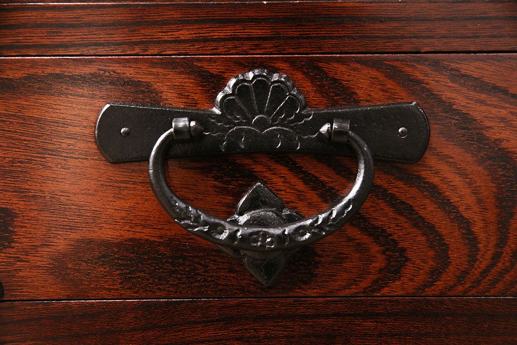 中古　美品　岩谷堂箪笥　菊幸　重厚な黒い金具が存在感を放つ引き出し付きの戸棚(収納棚、サイドキャビネット)(定価約45万円)(R-048932)