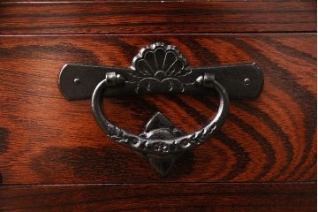 中古　美品　岩谷堂箪笥　菊幸　重厚な黒い金具が存在感を放つ引き出し付きの戸棚(収納棚、サイドキャビネット)(定価約45万円)(R-048932)