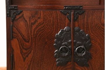 中古　美品　岩谷堂箪笥　菊幸　重厚な黒い金具が存在感を放つ引き出し付きの戸棚(収納棚、サイドキャビネット)(定価約45万円)(R-048932)