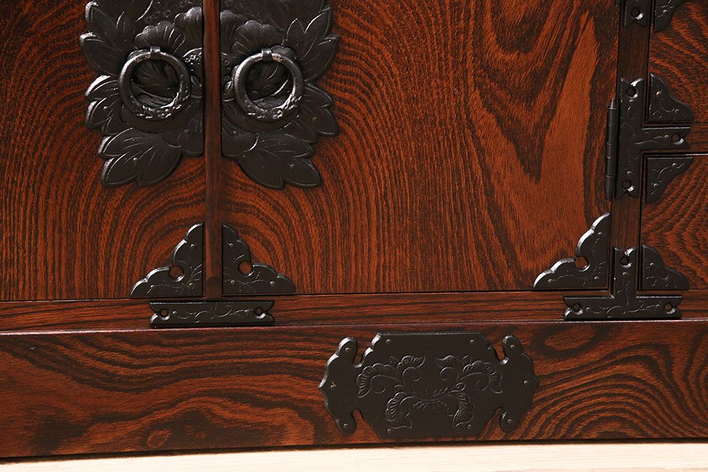 中古　美品　岩谷堂箪笥　菊幸　重厚な黒い金具が存在感を放つ引き出し付きの戸棚(収納棚、サイドキャビネット)(定価約45万円)(R-048932)