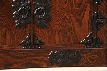 中古　美品　岩谷堂箪笥　菊幸　重厚な黒い金具が存在感を放つ引き出し付きの戸棚(収納棚、サイドキャビネット)(定価約45万円)(R-048932)