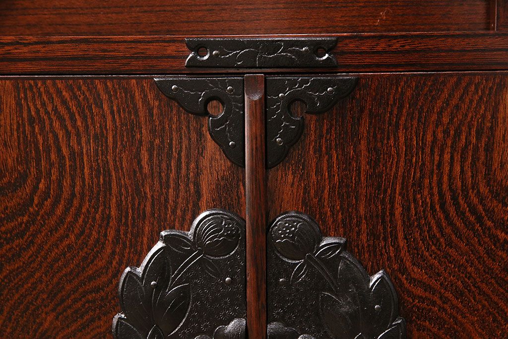 中古　美品　岩谷堂箪笥　菊幸　重厚な黒い金具が存在感を放つ引き出し付きの戸棚(収納棚、サイドキャビネット)(定価約45万円)(R-048932)