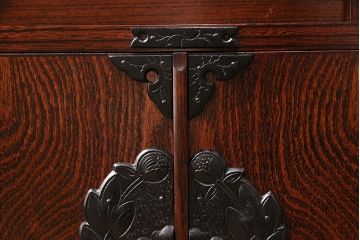 中古　美品　岩谷堂箪笥　菊幸　重厚な黒い金具が存在感を放つ引き出し付きの戸棚(収納棚、サイドキャビネット)(定価約45万円)(R-048932)