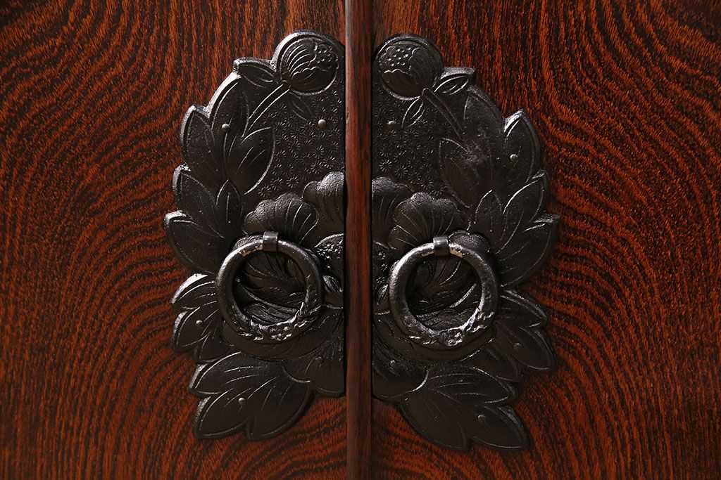 中古　美品　岩谷堂箪笥　菊幸　重厚な黒い金具が存在感を放つ引き出し付きの戸棚(収納棚、サイドキャビネット)(定価約45万円)(R-048932)