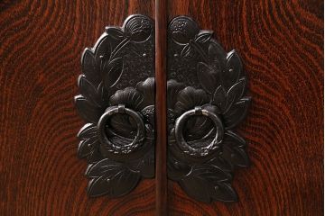 中古　美品　岩谷堂箪笥　菊幸　重厚な黒い金具が存在感を放つ引き出し付きの戸棚(収納棚、サイドキャビネット)(定価約45万円)(R-048932)