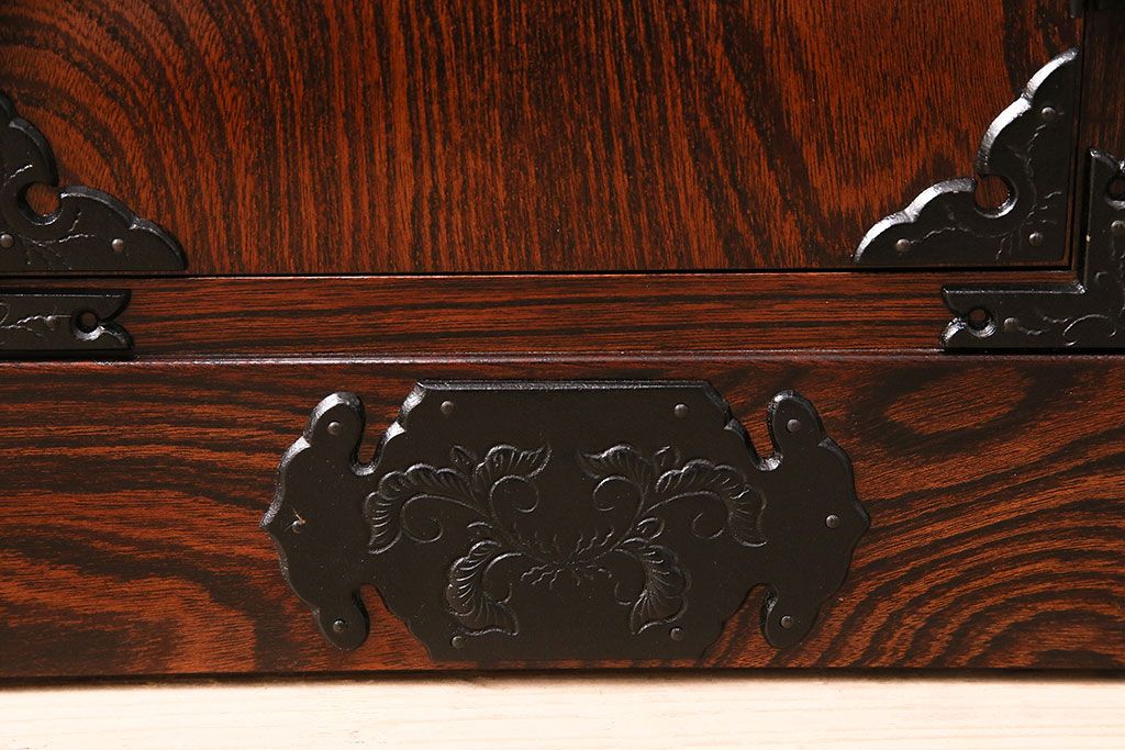 中古　美品　岩谷堂箪笥　菊幸　重厚な黒い金具が存在感を放つ引き出し付きの戸棚(収納棚、サイドキャビネット)(定価約45万円)(R-048932)