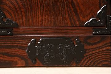 中古　美品　岩谷堂箪笥　菊幸　重厚な黒い金具が存在感を放つ引き出し付きの戸棚(収納棚、サイドキャビネット)(定価約45万円)(R-048932)