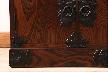 中古　美品　岩谷堂箪笥　菊幸　重厚な黒い金具が存在感を放つ引き出し付きの戸棚(収納棚、サイドキャビネット)(定価約45万円)(R-048932)