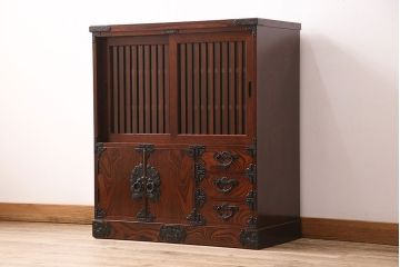 中古　美品　岩谷堂箪笥　菊幸　重厚な黒い金具が存在感を放つ引き出し付きの戸棚(収納棚、サイドキャビネット)(定価約45万円)(R-048932)