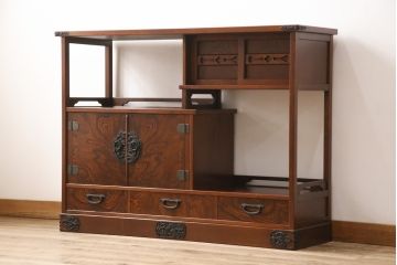 中古　民芸家具　ケヤキ材　黒々とした龍の飾り金具が印象的な飾り棚(収納棚)(R-048935)