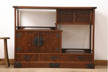 中古　民芸家具　ケヤキ材　黒々とした龍の飾り金具が印象的な飾り棚(収納棚)(R-048935)
