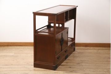 中古　民芸家具　ケヤキ材　黒々とした龍の飾り金具が印象的な飾り棚(収納棚)(R-048935)