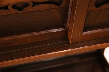 中古　民芸家具　ケヤキ材　黒々とした龍の飾り金具が印象的な飾り棚(収納棚)(R-048935)