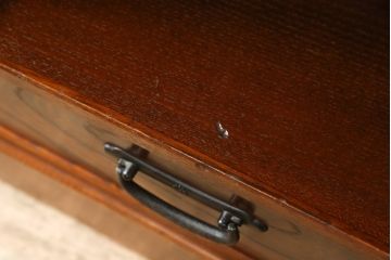 中古　民芸家具　ケヤキ材　黒々とした龍の飾り金具が印象的な飾り棚(収納棚)(R-048935)