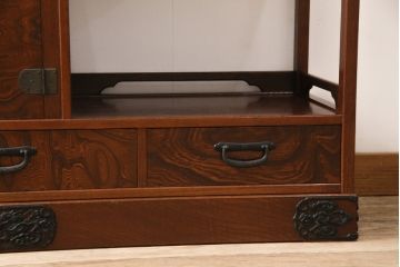 中古　民芸家具　ケヤキ材　黒々とした龍の飾り金具が印象的な飾り棚(収納棚)(R-048935)