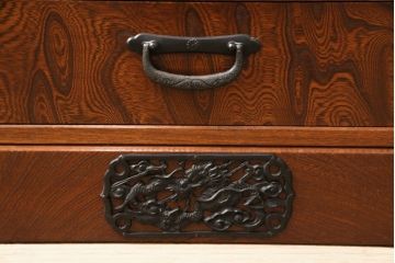 中古　民芸家具　ケヤキ材　黒々とした龍の飾り金具が印象的な飾り棚(収納棚)(R-048935)