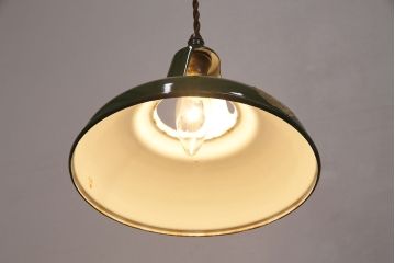 アンティーク照明　昭和レトロ　グリーンカラーが空間のアクセントになるホーロー製天井照明(ペンダントライト、吊り下げ照明、琺瑯)(R-048938)
