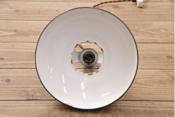 アンティーク照明　昭和レトロ　グリーンカラーが空間のアクセントになるホーロー製天井照明(ペンダントライト、吊り下げ照明、琺瑯)(R-048938)