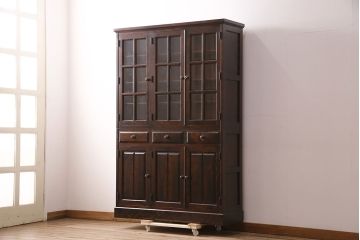 中古　北海道民芸家具　HM165K　高級感漂う上品な佇まいの食器棚(カップボード、キャビネット、サイドボード、サイドキャビネット)(定価約43万円)(R-048941)