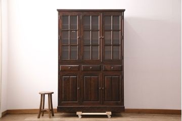 中古　北海道民芸家具　HM165K　高級感漂う上品な佇まいの食器棚(カップボード、キャビネット、サイドボード、サイドキャビネット)(定価約43万円)(R-048941)