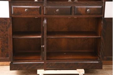 中古　北海道民芸家具　HM165K　高級感漂う上品な佇まいの食器棚(カップボード、キャビネット、サイドボード、サイドキャビネット)(定価約43万円)(R-048941)