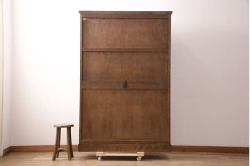 中古　北海道民芸家具　HM165K　高級感漂う上品な佇まいの食器棚(カップボード、キャビネット、サイドボード、サイドキャビネット)(定価約43万円)(R-048941)
