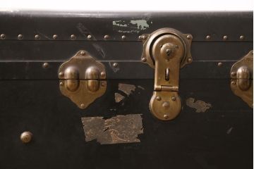 アンティーク　収納兼ディスプレイにも活躍してくれる格好良い特大トランク(収納ボックス、ディスプレイ、収納箱)(R-048942)