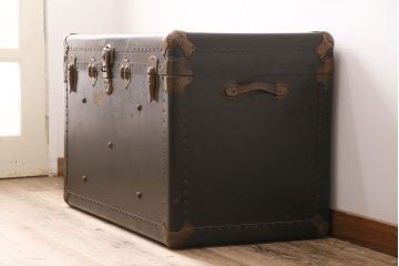 アンティーク雑貨　収納兼ディスプレイにも活躍してくれる格好良い特大トランク(収納ボックス、ディスプレイ、収納箱)(R-048942)