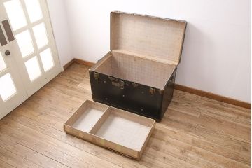 アンティーク雑貨　収納兼ディスプレイにも活躍してくれる格好良い特大トランク(収納ボックス、ディスプレイ、収納箱)(R-048942)