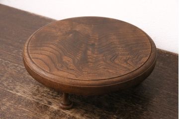 アンティーク雑貨　今にも動き出しそうな杢目が目を引く総ケヤキ材製の花台(飾り台、ディスプレイ台)(R-048943)