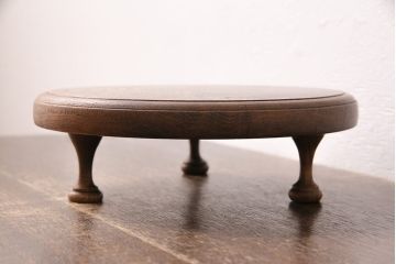 アンティーク雑貨　今にも動き出しそうな杢目が目を引く総ケヤキ材製の花台(飾り台、ディスプレイ台)(R-048943)