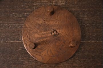 アンティーク雑貨　今にも動き出しそうな杢目が目を引く総ケヤキ材製の花台(飾り台、ディスプレイ台)(R-048943)