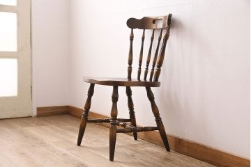 ヴィンテージ家具　飛騨産業　キツツキ　美しい艶と濃淡のある木色が上質な雰囲気を高めるウィンザーチェア(椅子、ダイニングチェア、ビンテージ、ウインザーチェア)(R-048945)