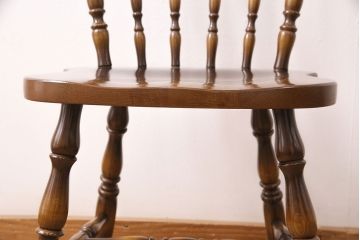 ヴィンテージ家具　飛騨産業　キツツキ　美しい艶と濃淡のある木色が上質な雰囲気を高めるウィンザーチェア(椅子、ダイニングチェア、ビンテージ、ウインザーチェア)(R-048945)
