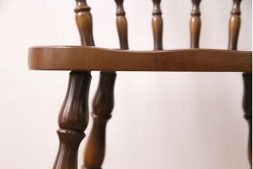ヴィンテージ家具　飛騨産業　キツツキ　美しい艶と濃淡のある木色が上質な雰囲気を高めるウィンザーチェア(椅子、ダイニングチェア、ビンテージ、ウインザーチェア)(R-048945)