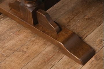 中古　オランダ輸入家具　オーク材　クラシカルなデザインと重厚感のある佇まいが魅力のダイニングテーブル(リフェクトリーテーブル、6人掛け)(R-048948)