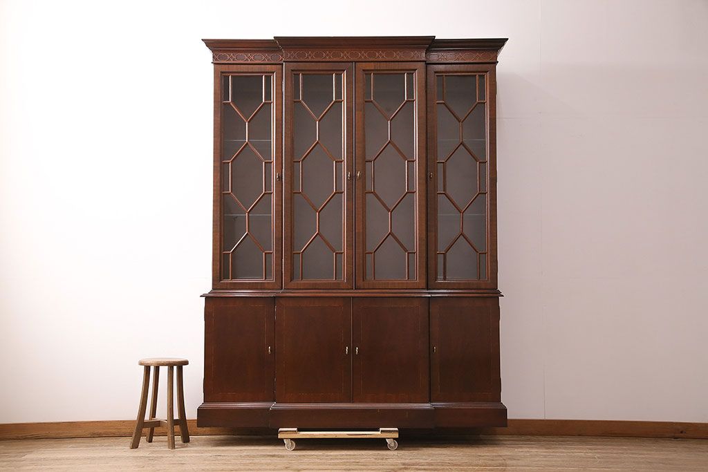 中古美品　ヒッコリーチェア(HICKORY CHAIR)　マホガニー材　高級感とクラシカルな雰囲気を高める照明付きのキャビネット(定価約300万円)(収納棚、飾り棚)(R-048949)