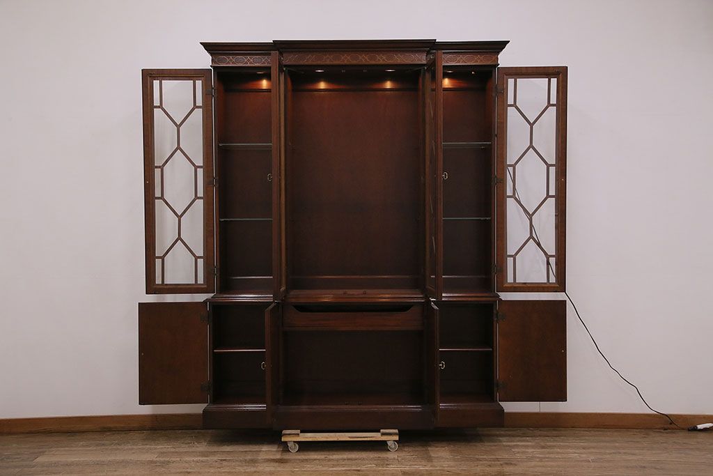 中古美品　ヒッコリーチェア(HICKORY CHAIR)　マホガニー材　高級感とクラシカルな雰囲気を高める照明付きのキャビネット(定価約300万円)(収納棚、飾り棚)(R-048949)