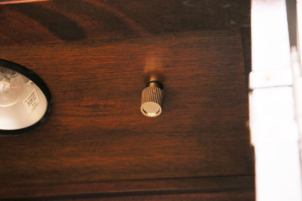 中古美品　ヒッコリーチェア(HICKORY CHAIR)　マホガニー材　高級感とクラシカルな雰囲気を高める照明付きのキャビネット(定価約300万円)(収納棚、飾り棚)(R-048949)