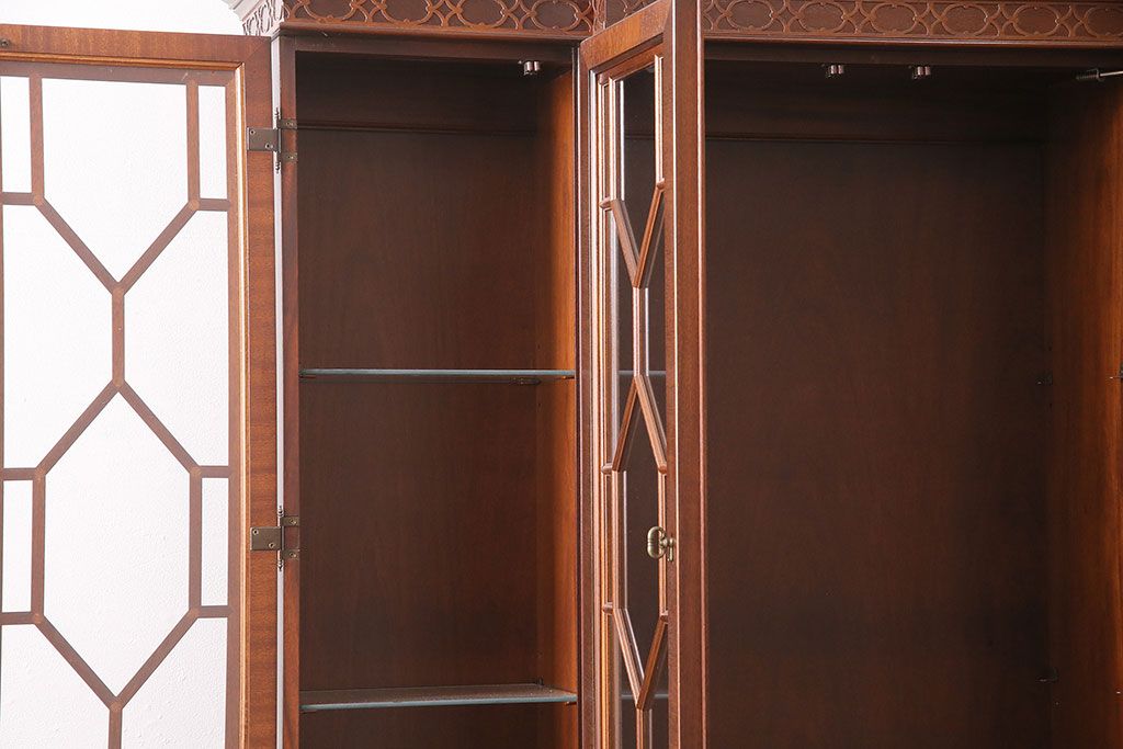中古美品　ヒッコリーチェア(HICKORY CHAIR)　マホガニー材　高級感とクラシカルな雰囲気を高める照明付きのキャビネット(定価約300万円)(収納棚、飾り棚)(R-048949)