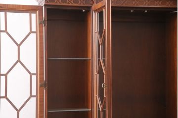 中古美品　ヒッコリーチェア(HICKORY CHAIR)　マホガニー材　高級感とクラシカルな雰囲気を高める照明付きのキャビネット(定価約300万円)(収納棚、飾り棚)(R-048949)