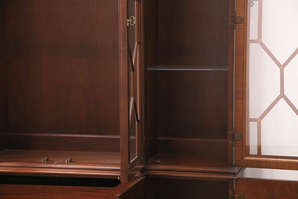 中古美品　ヒッコリーチェア(HICKORY CHAIR)　マホガニー材　高級感とクラシカルな雰囲気を高める照明付きのキャビネット(定価約300万円)(収納棚、飾り棚)(R-048949)