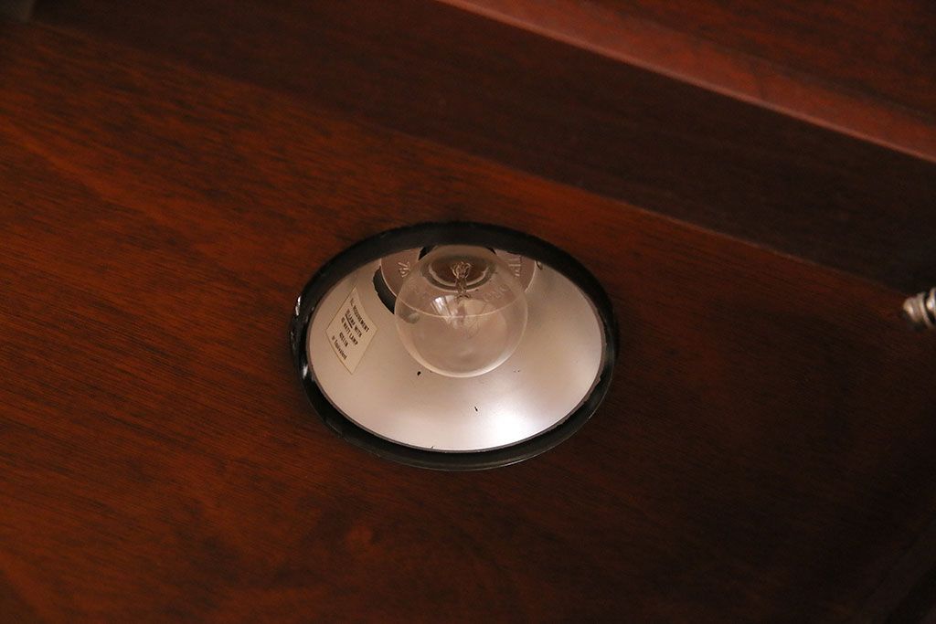 中古美品　ヒッコリーチェア(HICKORY CHAIR)　マホガニー材　高級感とクラシカルな雰囲気を高める照明付きのキャビネット(定価約300万円)(収納棚、飾り棚)(R-048949)